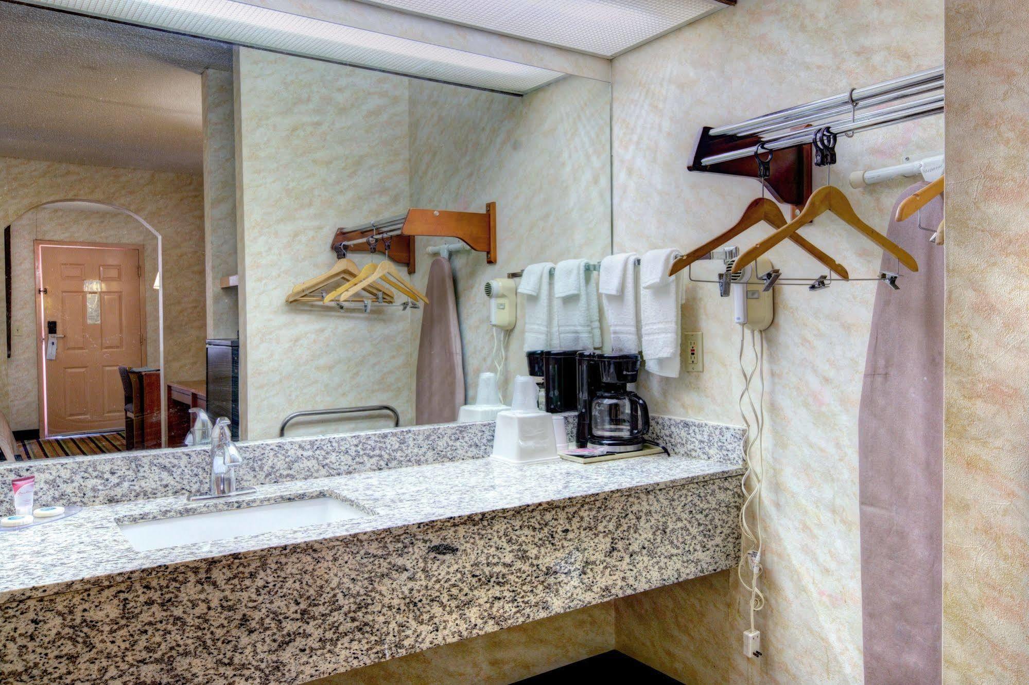 Red Roof Inn & Suites Athens, Al Eksteriør bilde